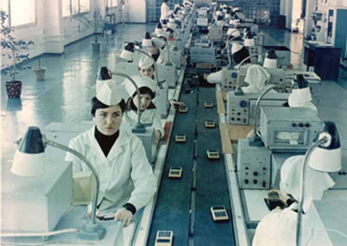 НПО "Кристалл"в 70-х годах XX-го века выпустило сотни тысяч микрокалькуляторов