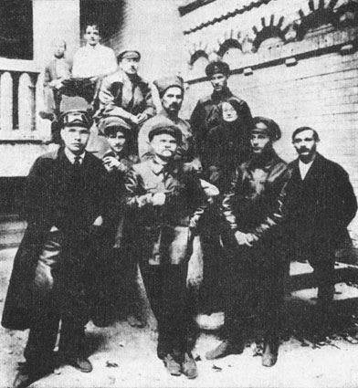Группа петроградских чекистов участников борьбы с контрреволюцией. В центре В. В. Фомин.