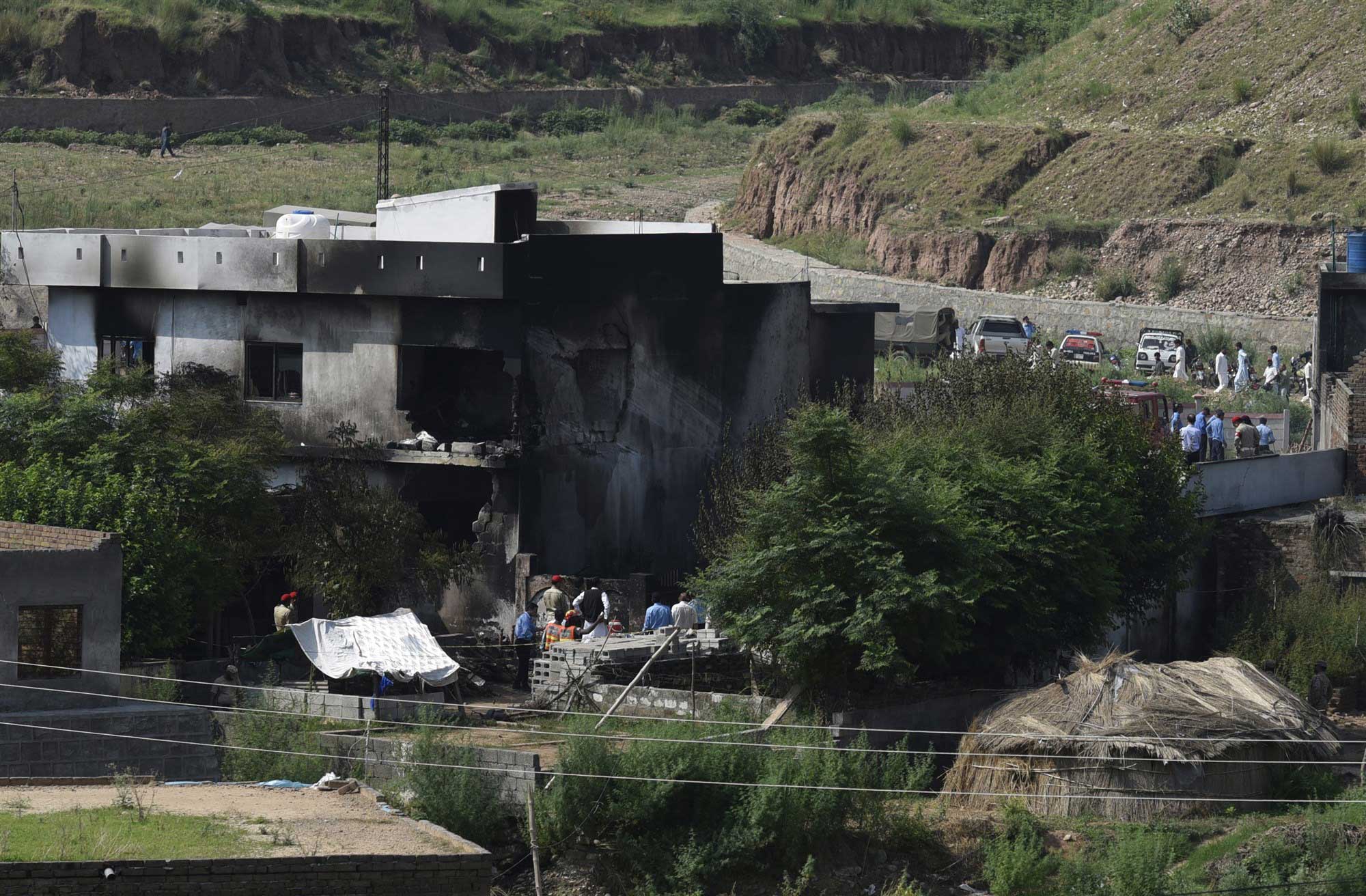 Самолет пакистанских ВВС врезался в дом, 18 погибших