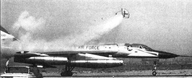 Испытания спасательных капсул на бомбардировщике Convair B-58 Hustler