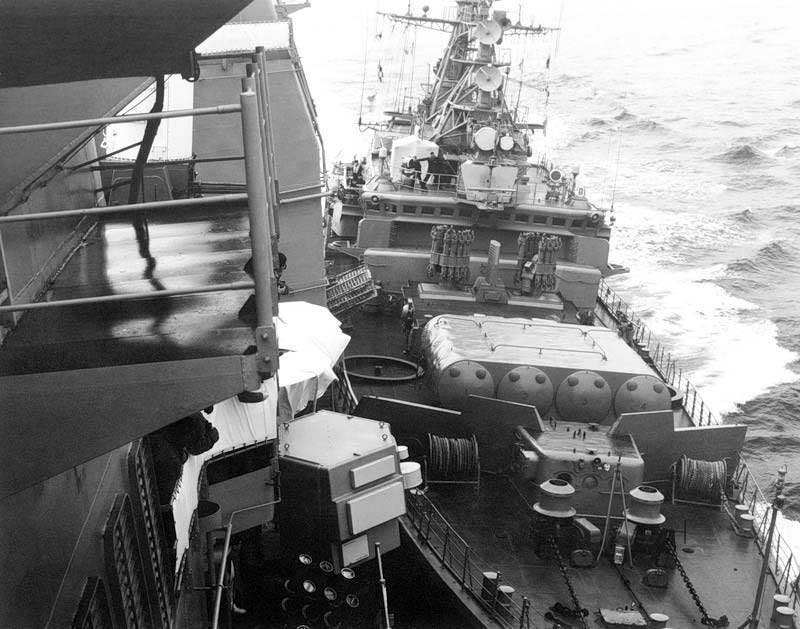 Беззаветный выталкивает американский крейсер Йорктаун