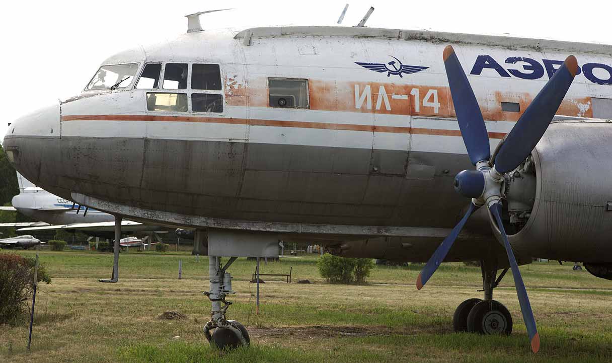 Носовая часть советского самолета Ил-14