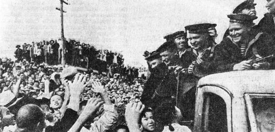 жители Харбина приветствуют советских воинов-освободителей
