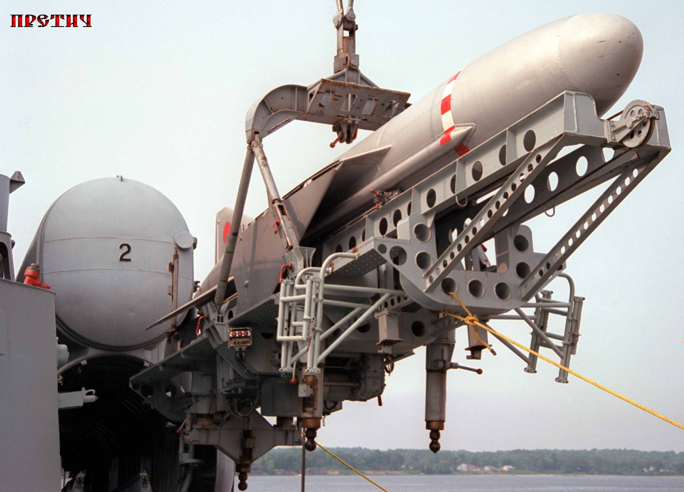 загрузка ракеты П-15 Термит, по НАТО SS-N-2 Styx