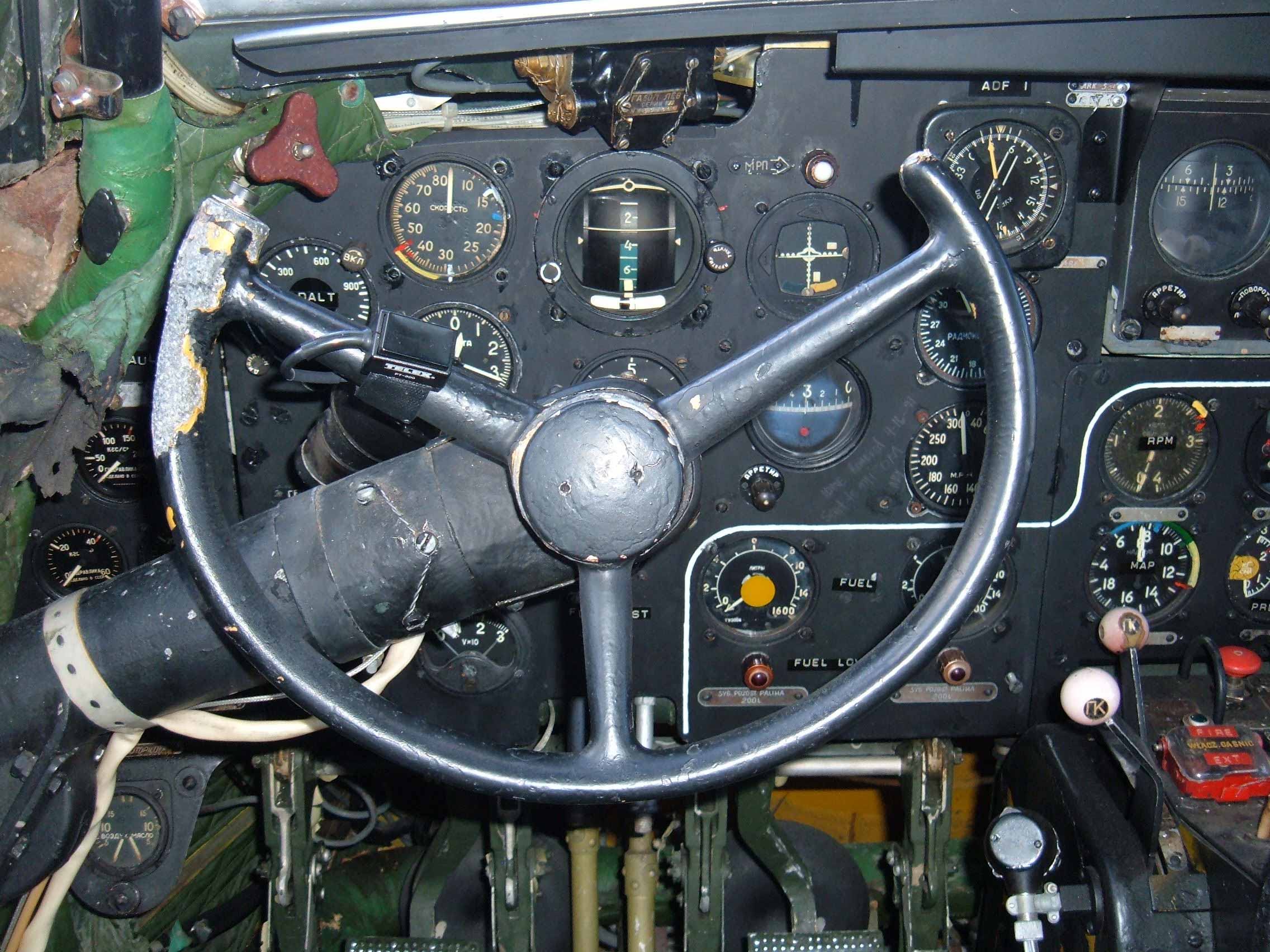 кабина пилотов и приборная панель ил-14