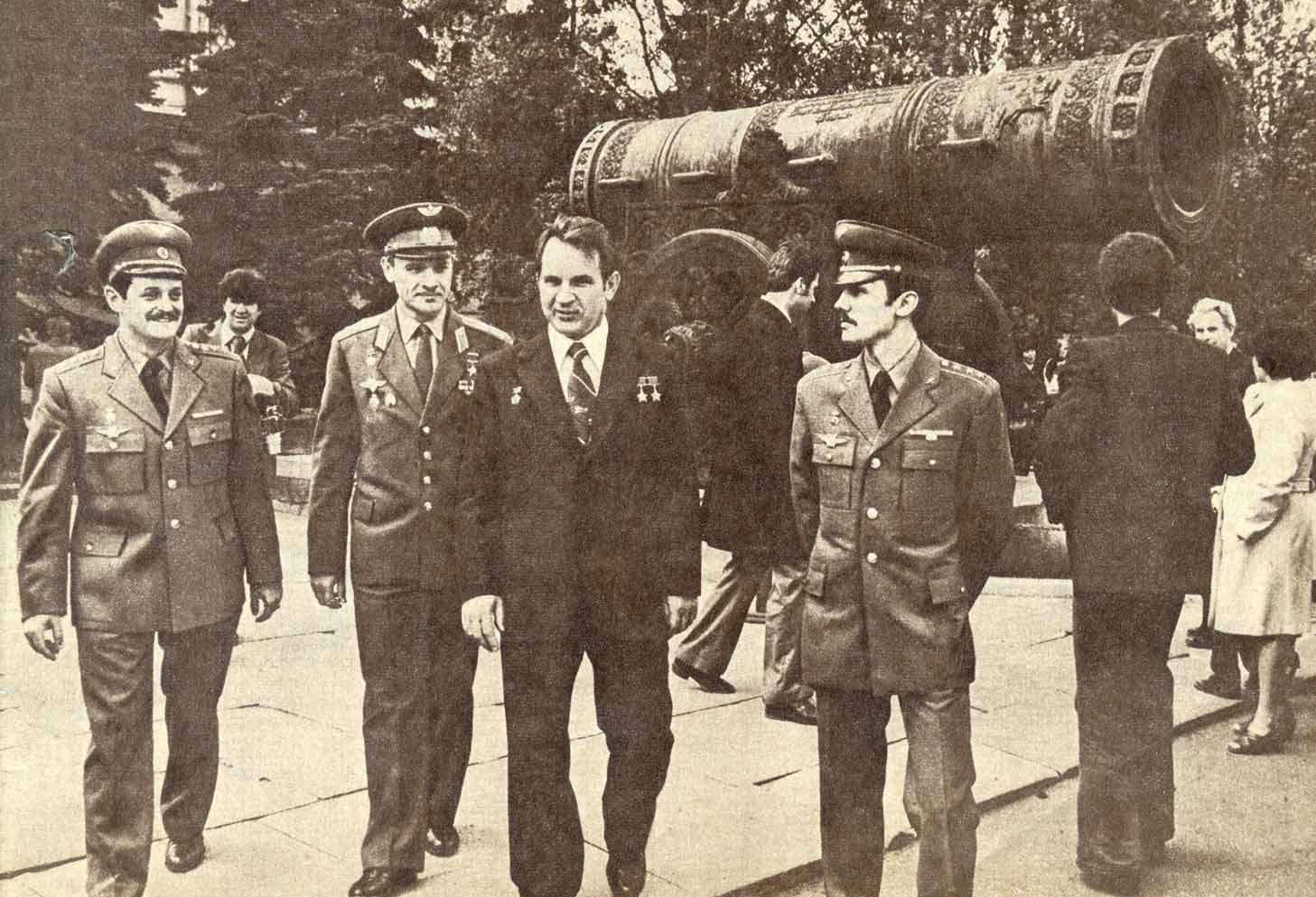 Экипаж корабля Союз-36 основной и дублирующий в Кремле, 1980