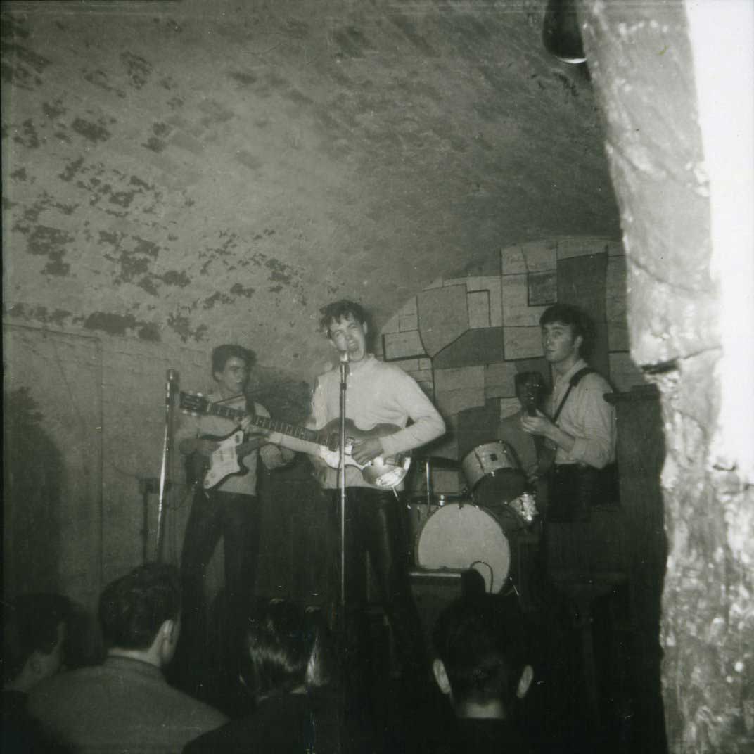 Битлз в 1961 году концерт в клубе Cavern в Ливерпуле