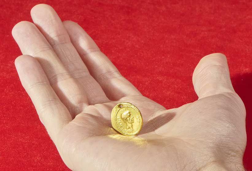 Редкая золотая монета Брута отчеканенная в честь убийства Цезаря