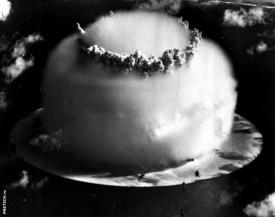 Фото сверху на атомный взрыв на Бикини