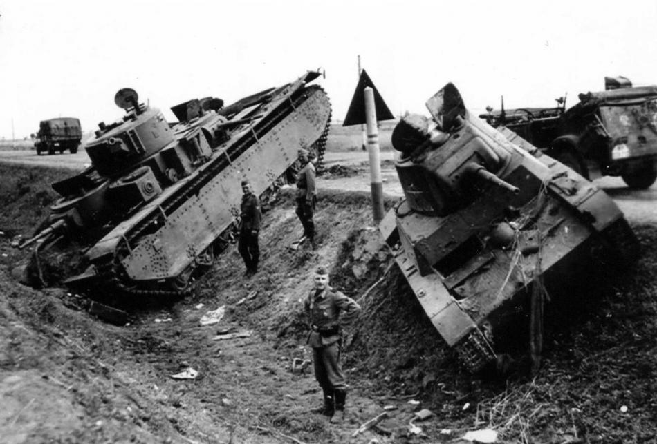 1941 - брошенные отступающими войсками танки
