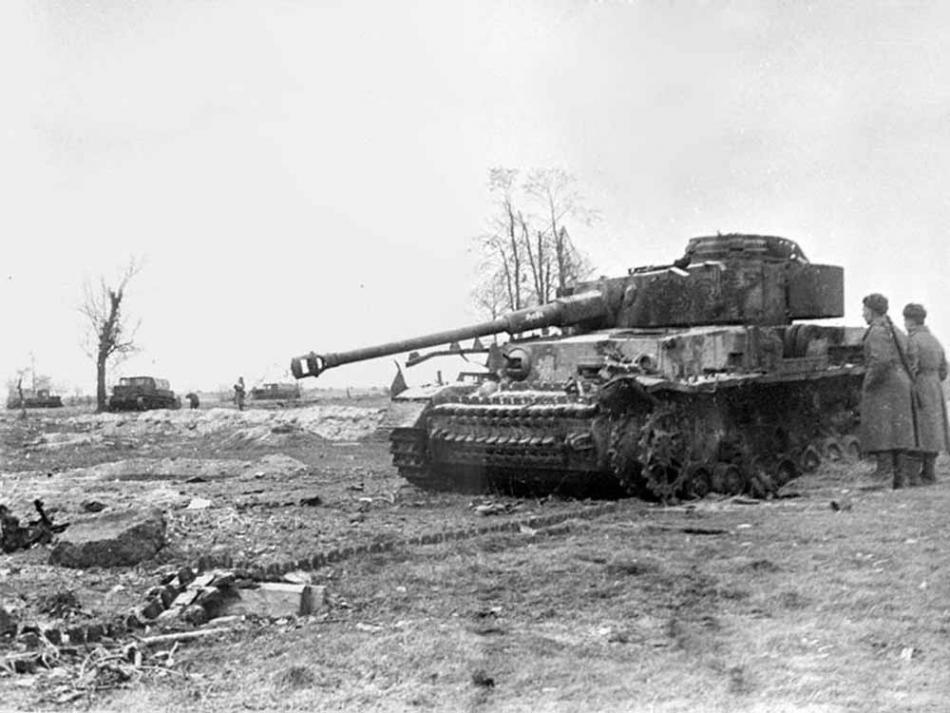 1944 - Подбитый немецкий танк типа «Тигр»