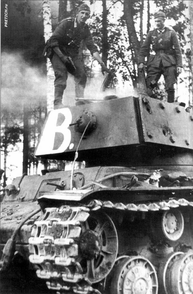 Немцы позируют на подбитом танке КВ-1