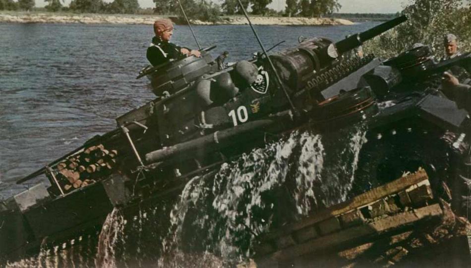 1942 - немецкий тан предолевает реку вброд