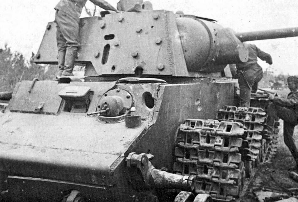 1941 - подюитый танк КВ-1