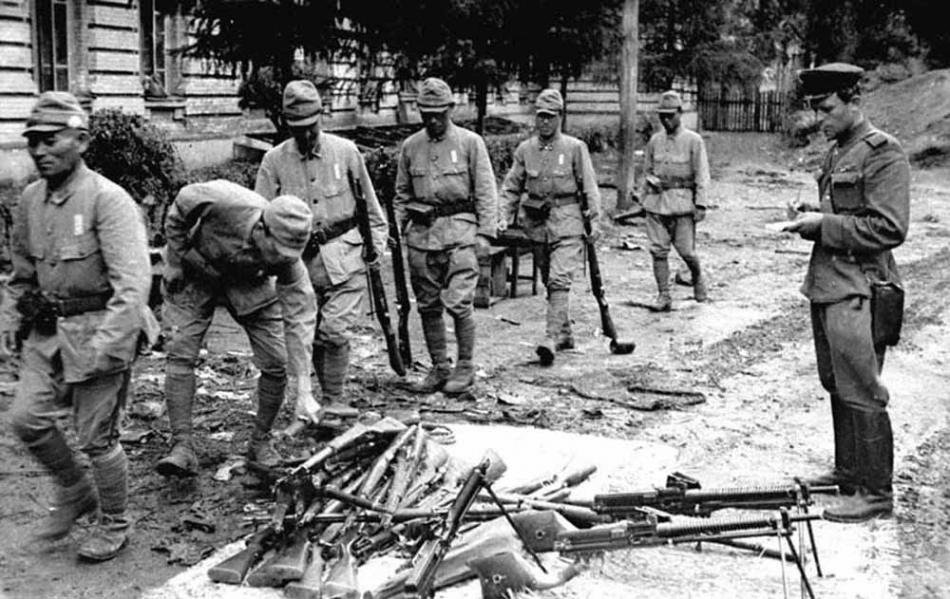 1945 - Солдаты японской армии сдают оружие