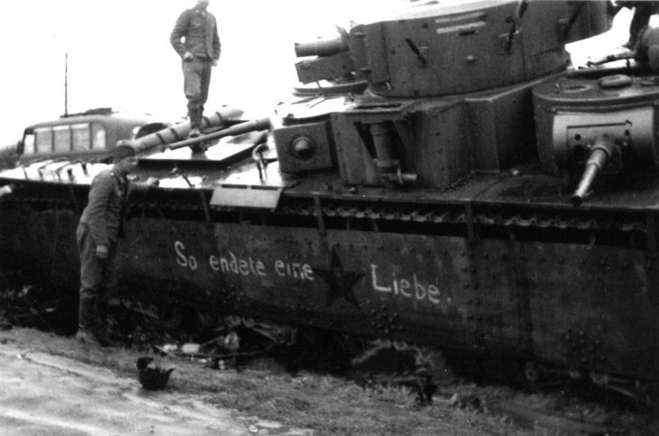 1941 - подбитый Т-35 попал к немцам