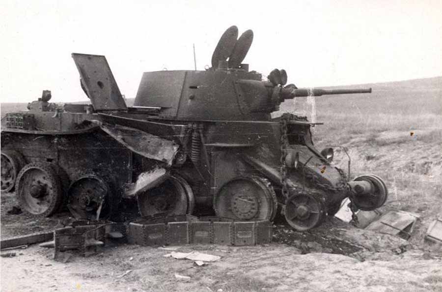 1941 - разбитый советский танк БТ-7