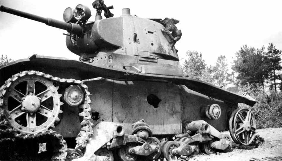 1941 - полностью разбитый танк Т-26