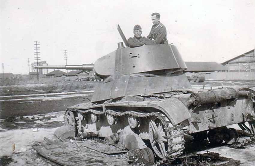 1941 - немцы в советском захваченном танке