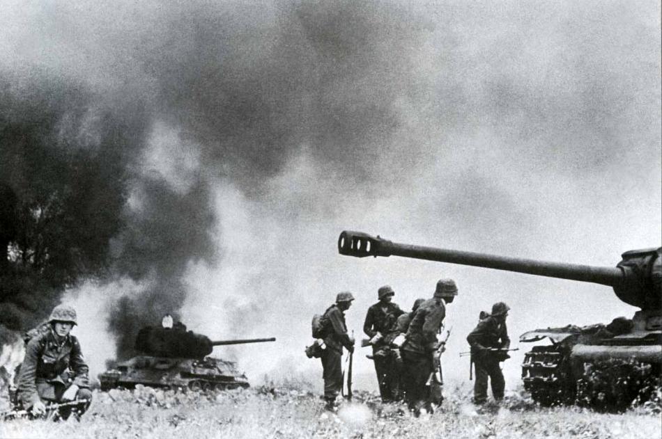 1944 - немцы осматривают новые русские танки