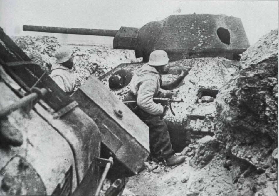 1943 - немцы и подбитый Т-34