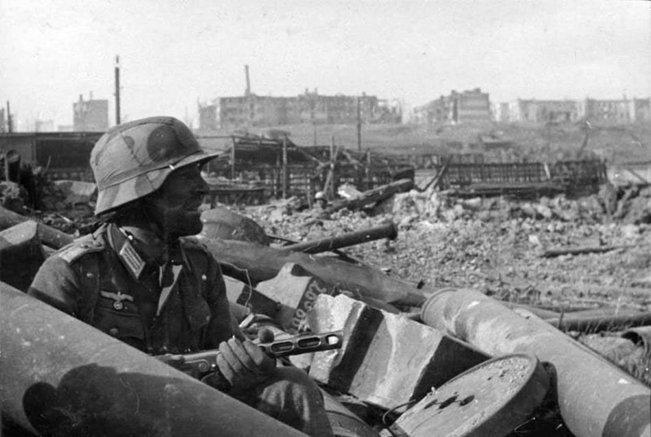 1942 - немец с советским автоматом
