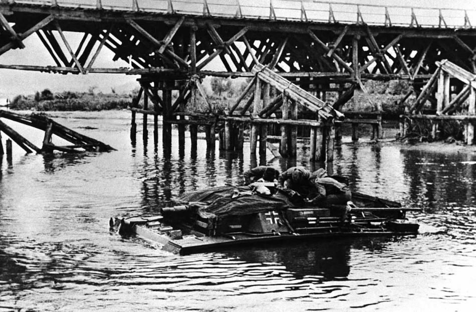 1942 - немцы на танке форсируют реку