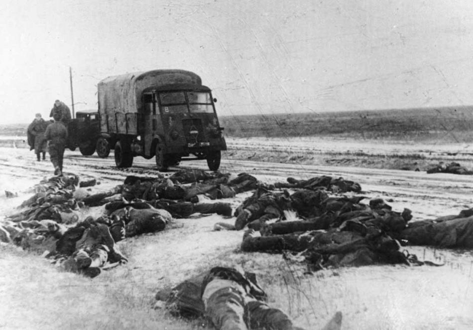 1943 - похоронная команда собирает убитых немцев