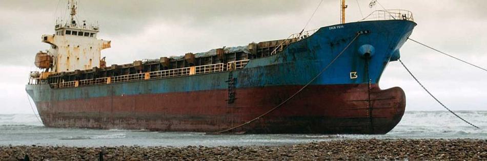 Старый корабль выброшен на берег