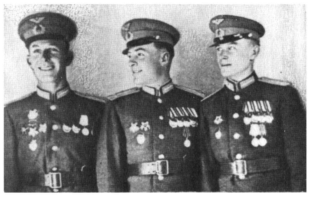 Участники Парада Победы капитаны А. Вильямсон, А. Закалюк, Н. Трофимов. 1945