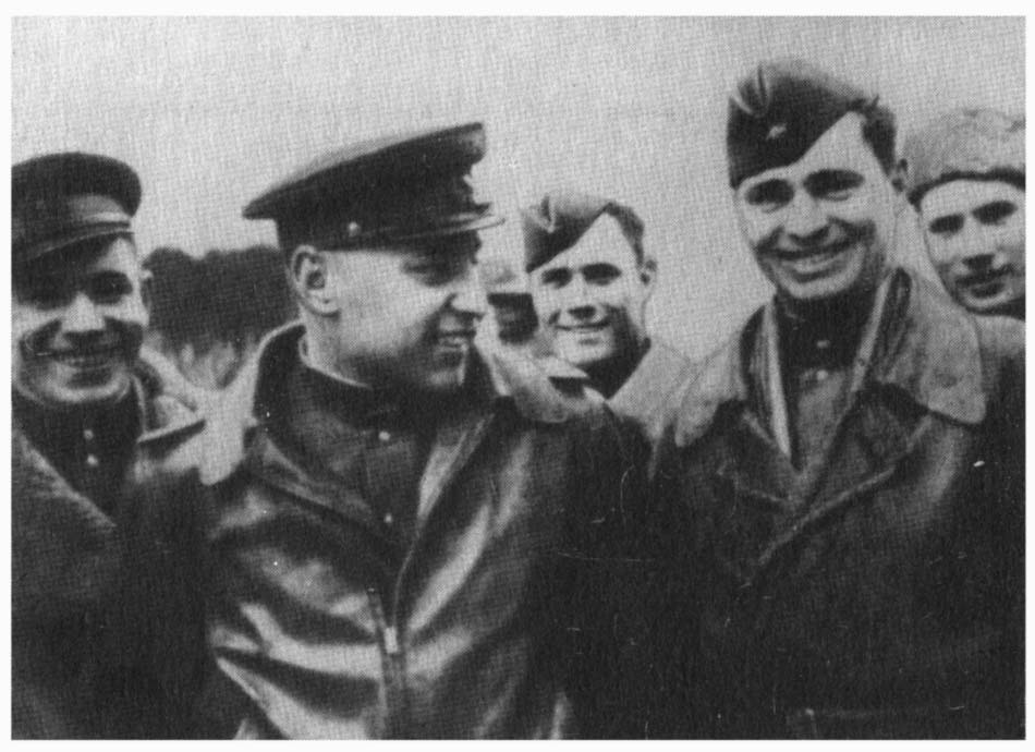 Летчики 16-го иап А. Покрышкин, Г Голубев. Кубань, 1943