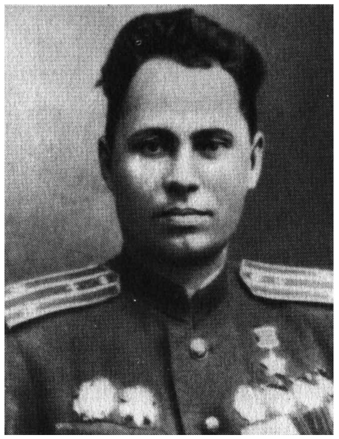 Командир 100-го иап Герой Советского Союза С. И. Лукьянов