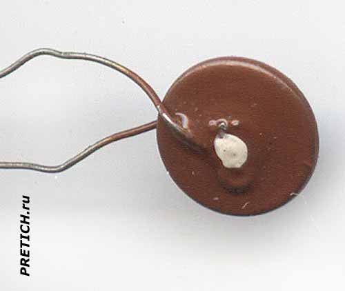 Советский дисковый терморезистор коричневого цвета с белой меткой