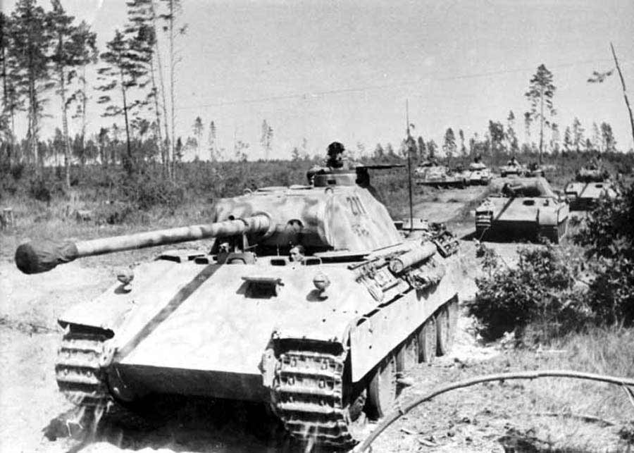 Немецкие танки «Пантера» в районе Орла, 1943 год