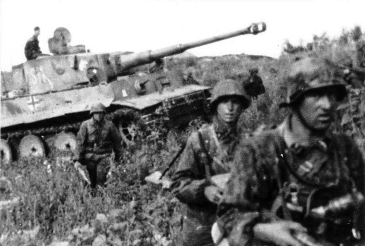 Немецкие солдаты перед танком Тигр, во время Курской битвы в июнь-июль 1943 года